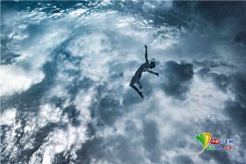 国外女子拍摄自由潜水大片 宛如在天空云朵中翱翔
