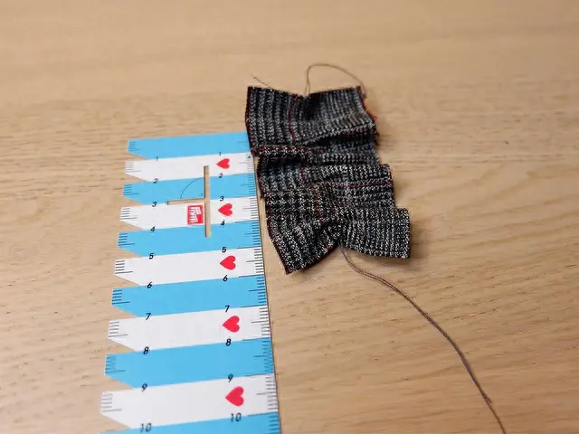 教你把裁剪剩下的布料，用这个简单的方法，制作成装饰衣服的花瓣