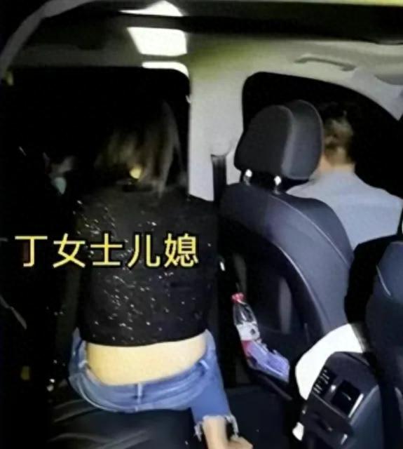 广州深夜的野外，在车里与卓处长偷欢的女教师，也被扒了出来