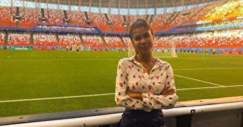 世界杯美女记者在直播期间遭袭胸+强吻，依然淡定完成了工作！