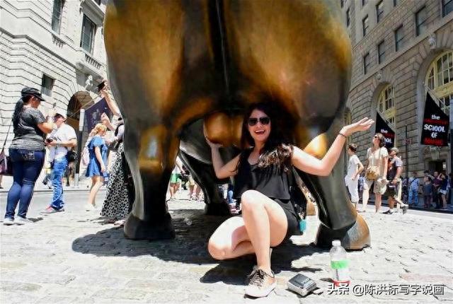 趁纽约封城，金发美女裸骑华尔街铜牛，网友：是行为艺术还是作死