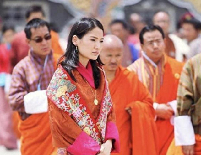 在印度佩玛王后罕见穿露脚凉鞋，惊艳到不丹国王，冰山美人真俏皮