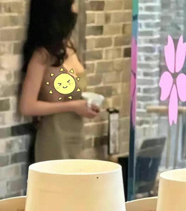 广州一女子不穿内衣偷偷进咖啡店当服务员，店主报警撇清关系