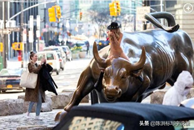 趁纽约封城，金发美女裸骑华尔街铜牛，网友：是行为艺术还是作死