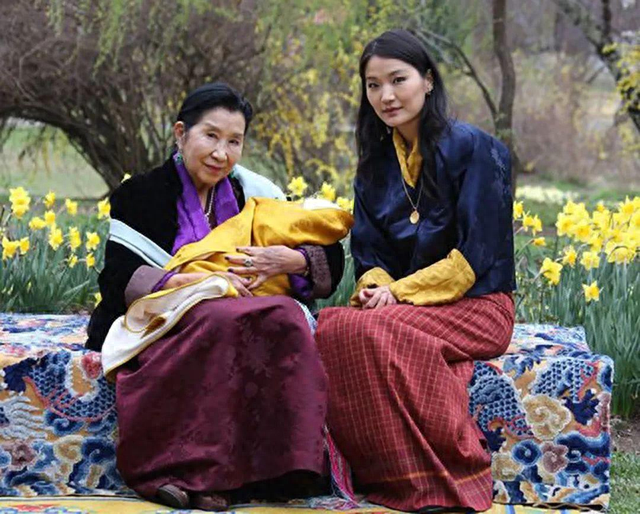 在印度佩玛王后罕见穿露脚凉鞋，惊艳到不丹国王，冰山美人真俏皮