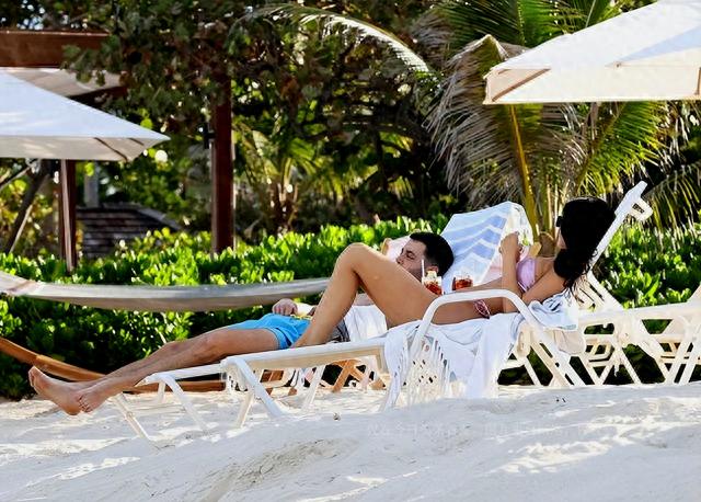 富婆凯莉·詹娜：自我放飞和男闺蜜躺沙滩椅，浴巾难掩极致身材