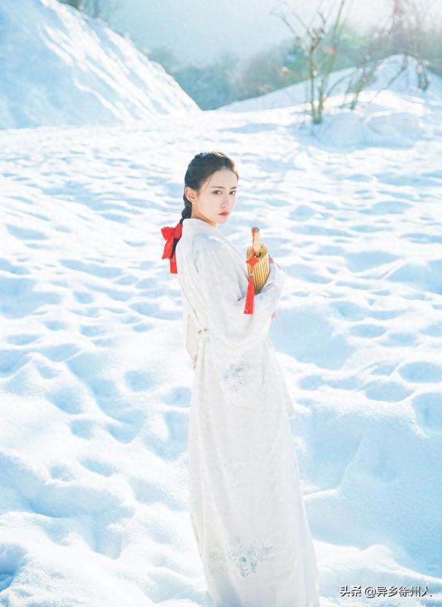 皑皑白雪里的素雅古典美女照片