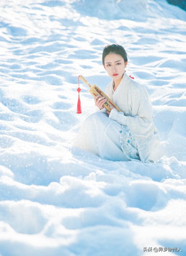 皑皑白雪里的素雅古典美女照片
