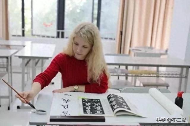 俄罗斯美女练书法，学习欧体很纯正，达到了专业水平