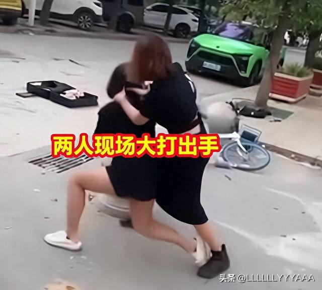 原来，两个女子当街相撞，打斗起来，还互相脱衣服，路人不敢打