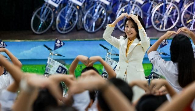 50岁韩国第一夫人到越南捐自行车，幼态脸真饱满，对小女娃很宠溺