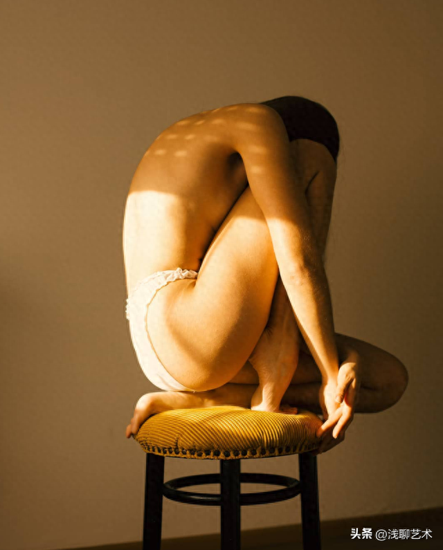 请欣赏瑞士摄影镜头下的人体艺术：姿态妩媚，柔美婀娜！