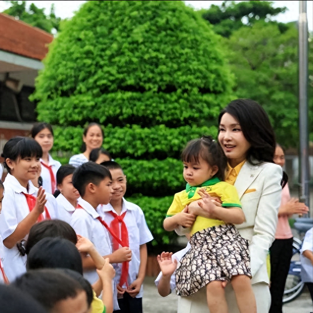50岁韩国第一夫人到越南捐自行车，幼态脸真饱满，对小女娃很宠溺