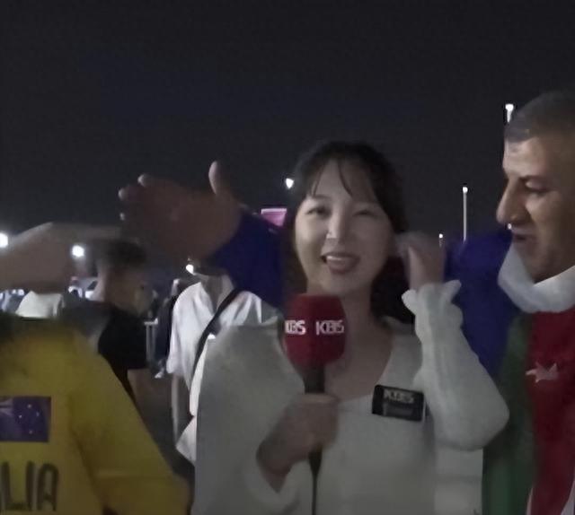 世界杯｜女记者遭“咸猪手”强搂、强抱！故作镇定，努力配合球迷