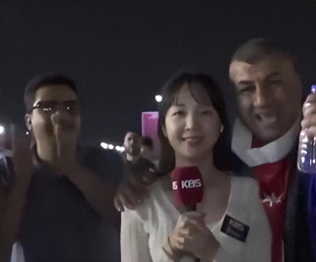 世界杯｜女记者遭“咸猪手”强搂、强抱！故作镇定，努力配合球迷