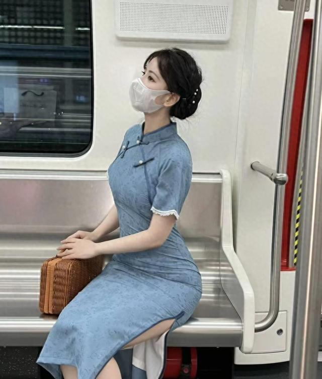 被地铁“旗袍”女生惊艳：皮肤白皙、腰细脖长、背影迷人有诗意！