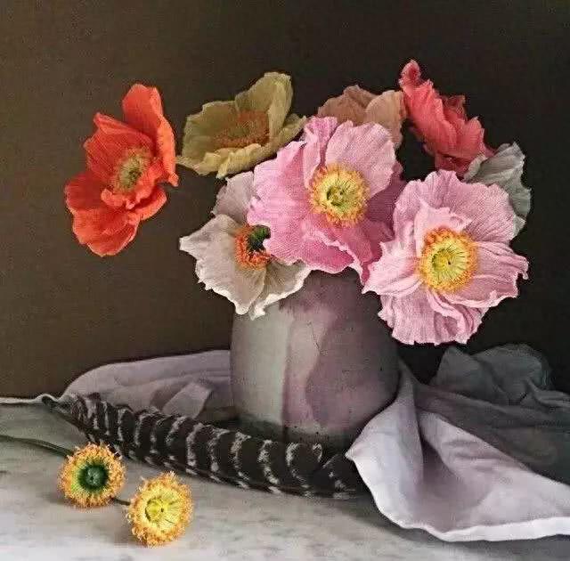 美女艺术家用纸叠出巨型鲜花，每朵都能闻到花香