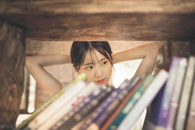韩国美女模特酒店床上妖娆美腿性感ol装写真
