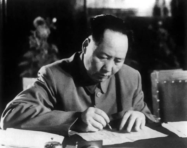 毛主席写给革命同志的3首诗词，既有豪情万丈，又让人潸然泪下！