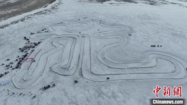 内蒙古达里湖上演车王争霸 数百辆越野车冰面画“龍”