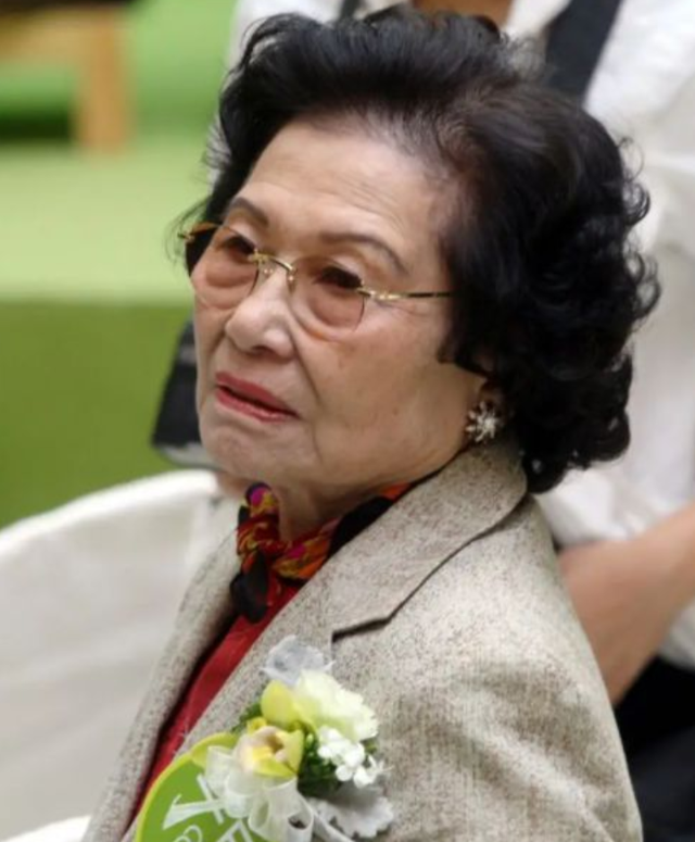 香港女首富，嫁大18岁丈夫，大儿子被绑架，93岁仍掌舵千亿房企