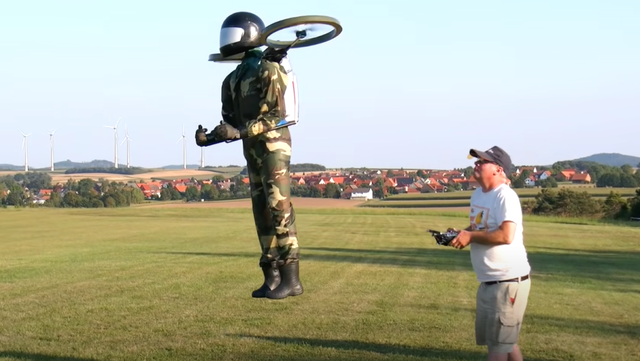 恶作剧？美国飞行员目击“喷气背包人”，外媒：或为人体模型无人机