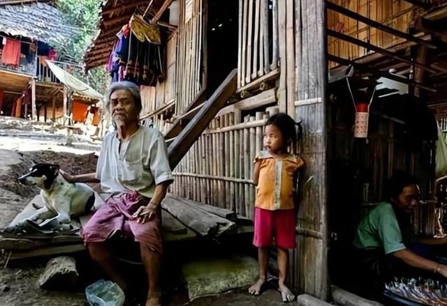 2000年上海出纳贪92万逃往泰国，15年后儿子归来：妈妈去世9年了