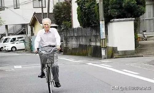 日本前首相骑廉价自行车上街买菜，为什么日本当官的越老越穷？