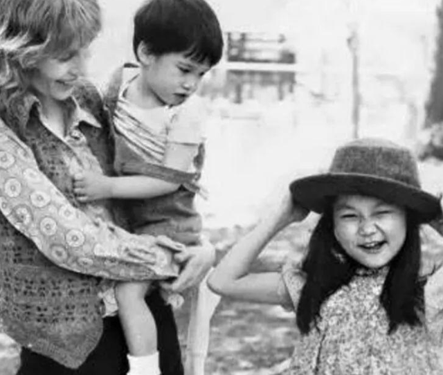 韩国孤儿宋宜：被美国大导演的女友收养，12年后嫁给了养母的男友
