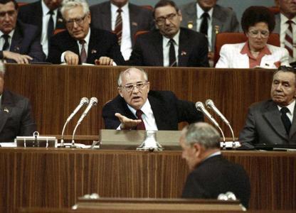 苏联首任总统戈尔巴乔夫，为何只当1年？他无法左右任期