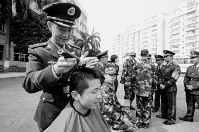 我国解放军发型就是帅气再看看美国士兵的发型真替他们伤心