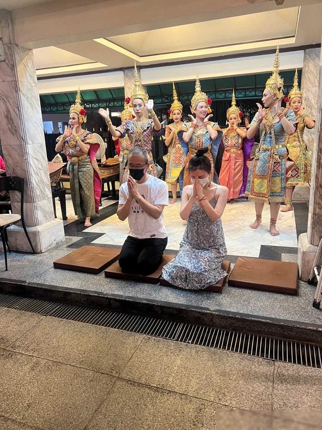 近日，万科创始人王石与其伴侣田朴珺在泰国的低调庆生活动...