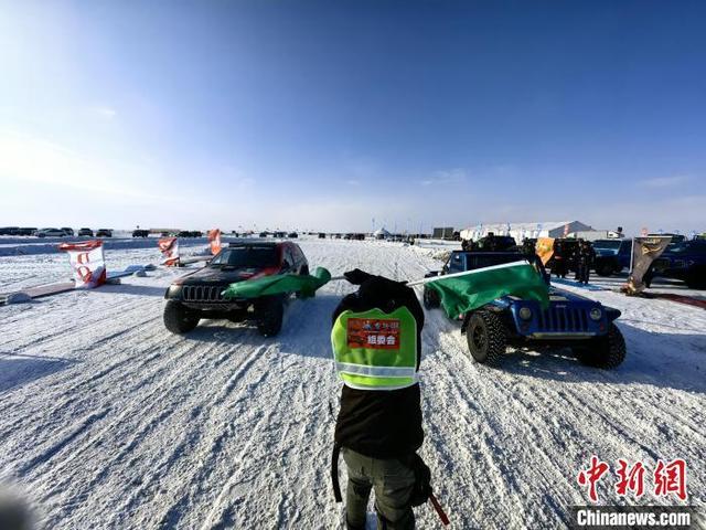 内蒙古达里湖上演车王争霸 数百辆越野车冰面画“龍”