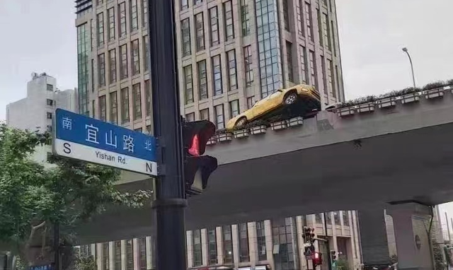沪高架上惊现“史诗级”斗气车，视频惊心！