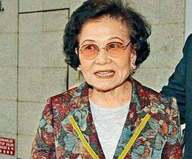 香港女首富，嫁大18岁丈夫，大儿子被绑架，93岁仍掌舵千亿房企