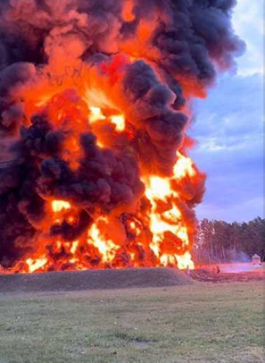 画面公布！乌媒：乌克兰罗夫诺州一石油基地遭俄军袭击后起火