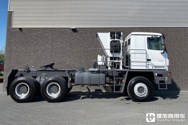 油田用的特种越野卡车，轮胎有一人高，德国泰坦Z55-609 F卡车实拍