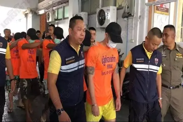 泰国按摩店一群男子做跨国性交易，被抓时上身裸露