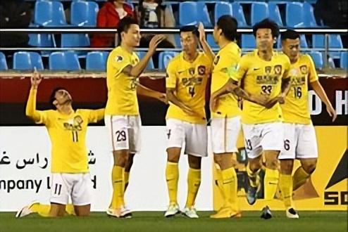亚冠再次爆发1大规模冲突：日本球员推搡崔康熙，裁判掏2红1黄