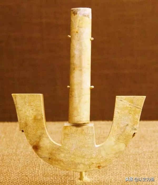 五千年前旧冠冕：良渚文化中独特的三叉形玉器
