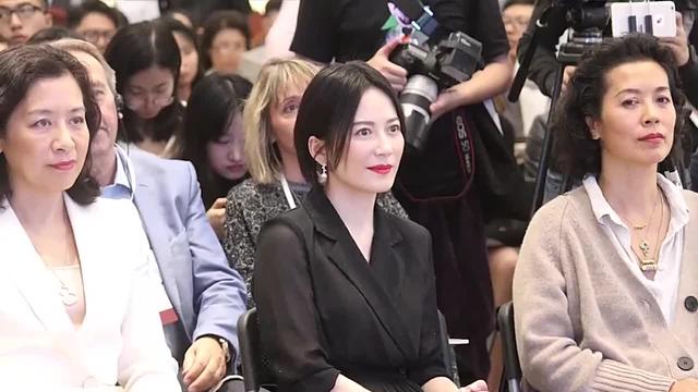 演员俞飞鸿：53岁活成“少女”，不强求结婚，男闺蜜陪了她20多年