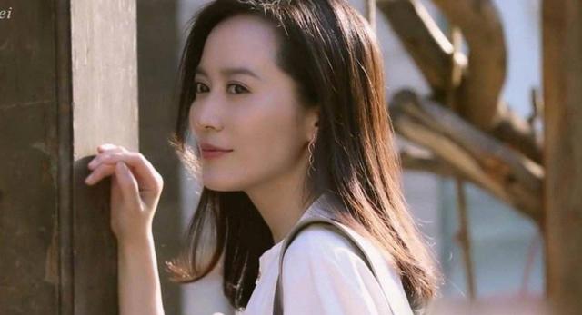 演员俞飞鸿：53岁活成“少女”，不强求结婚，男闺蜜陪了她20多年
