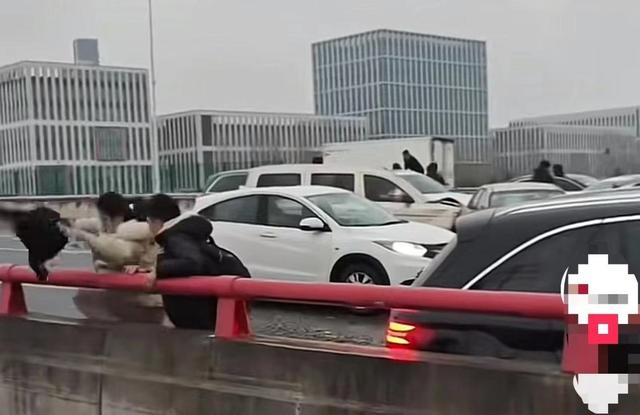 令人揪心！苏州高架100多辆车追尾，现场交警被撞飞，已有9人受伤
