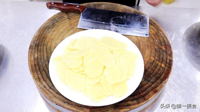 秋葵搭配土豆，做出颜值超高的网红菜，过程很简单，好吃又好看