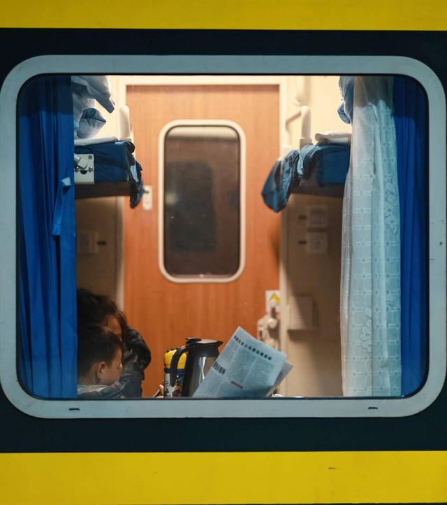 图集｜元旦假期 广安站列车车窗里的人间烟火