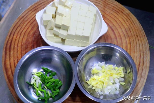 大厨教你麻辣豆腐正宗做法，亮油亮芡，麻辣鲜香，吃不腻的好味道