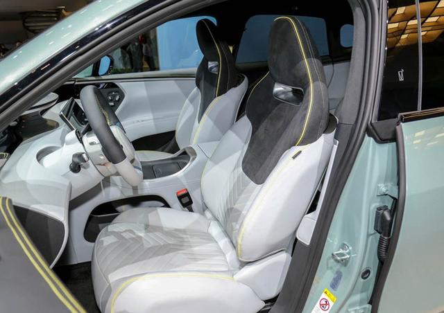DBX既视感！电动开合门+华为电机，挑战国产SUV设计天花板！