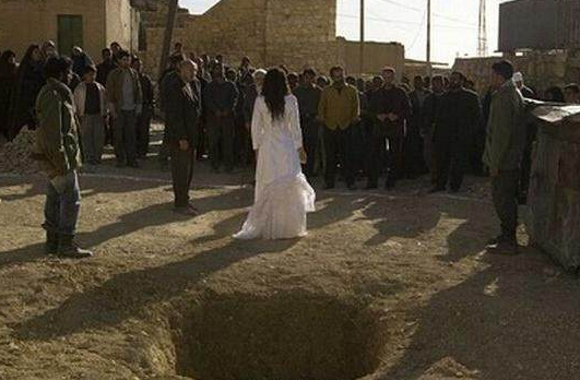 19岁沙特公主之殇：自由恋爱私奔，和男友一起被人用石头活活砸死