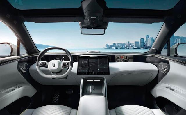 DBX既视感！电动开合门+华为电机，挑战国产SUV设计天花板！