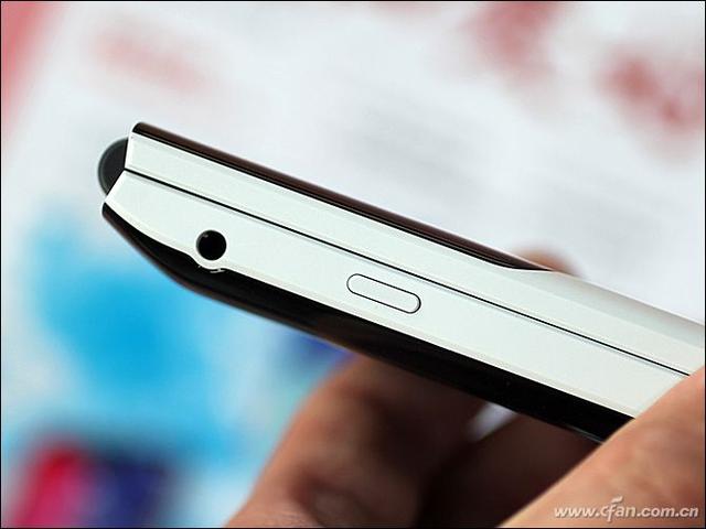让经典更新潮！Nokia 2720翻盖手机评测图赏